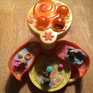 Littlest Pet Shop teeniest tiniest pop up playset